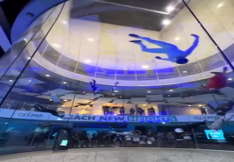 تجربه هیجان‌انگیز پرواز در تونل هوا در دبی

