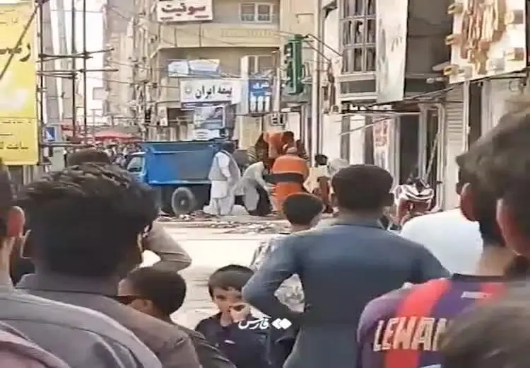تصاویری از جمع‌آوری جنازه‌های تروریست‌ها توسط پاکبان‌های چابهار

