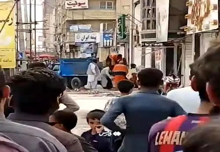 تصاویری از جمع‌آوری جنازه‌های تروریست‌ها توسط پاکبان‌های چابهار

