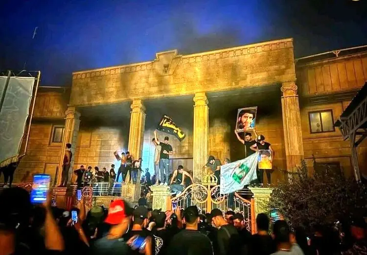 آتش زدن و ورود هواداران مقتدی صدر به سفارت سوئد در بغداد