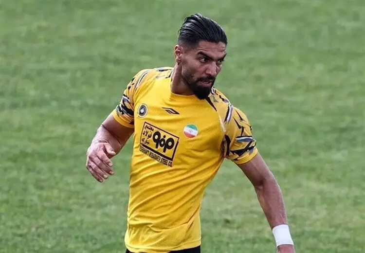 مهاجم پرسپولیسی در آستانه پوشیدن پیراهن استقلال!