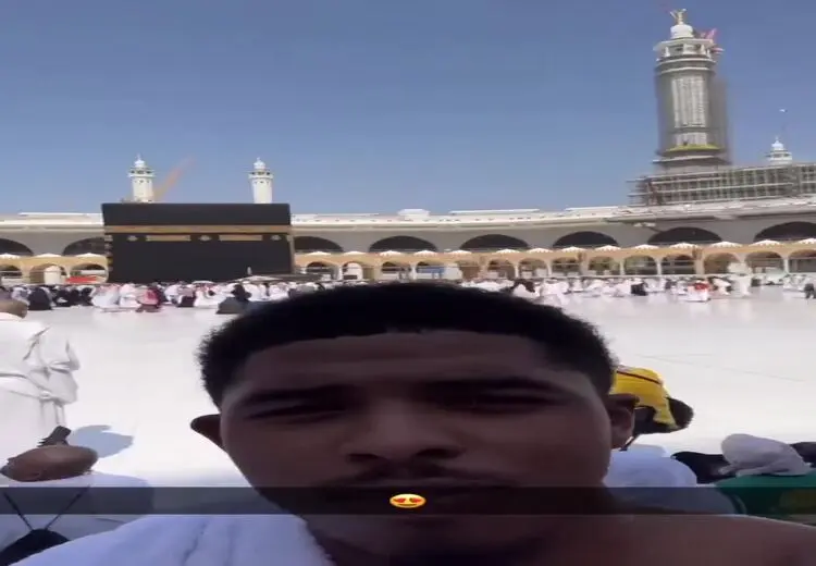 سلفی بازیکن چلسی در خانه خدا