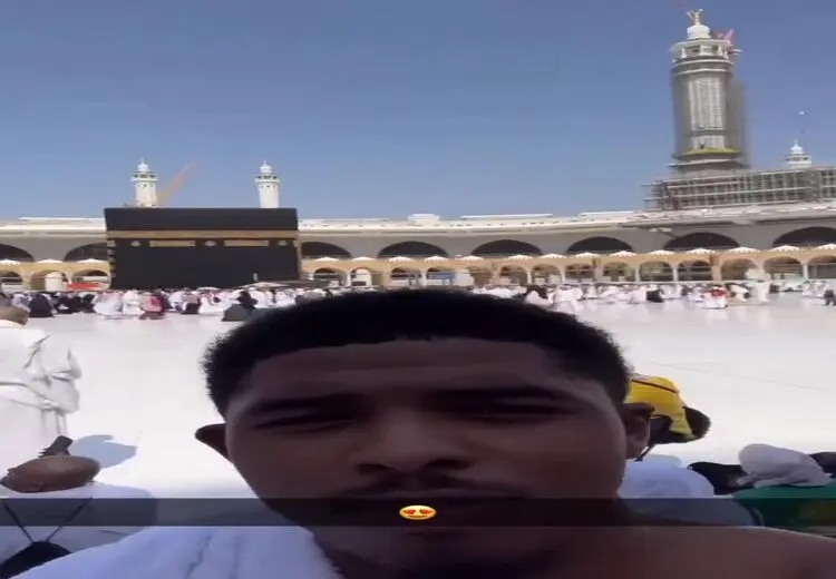سلفی بازیکن چلسی در خانه خدا