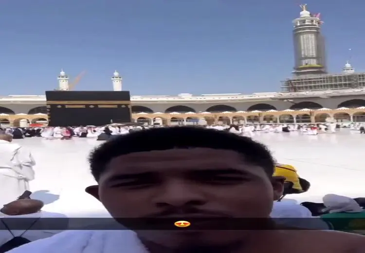 سلفی بازیکن چلسی در خانه خدا