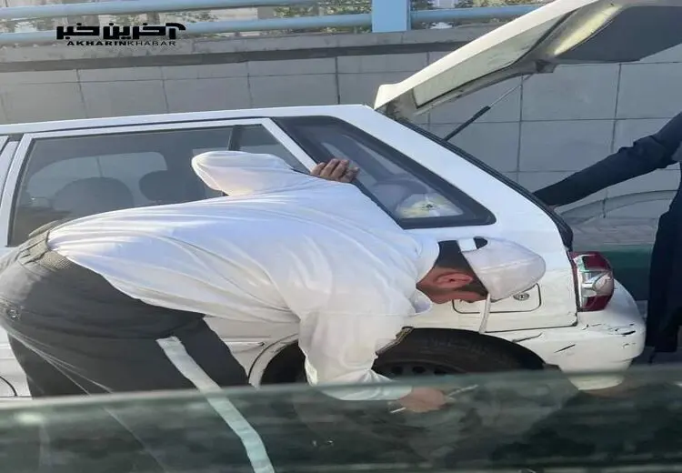 کمک مامور راهور و تعویض چرخ پنچر یک خانم در تهران + عکس