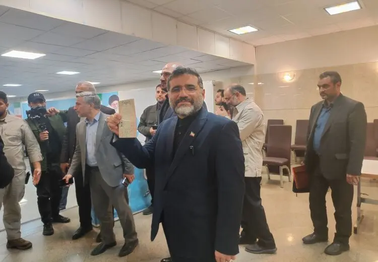 ثیت‌نام وزیر ارشاد با همراهی میثم نیلی برادر داماد رییسی + عکس