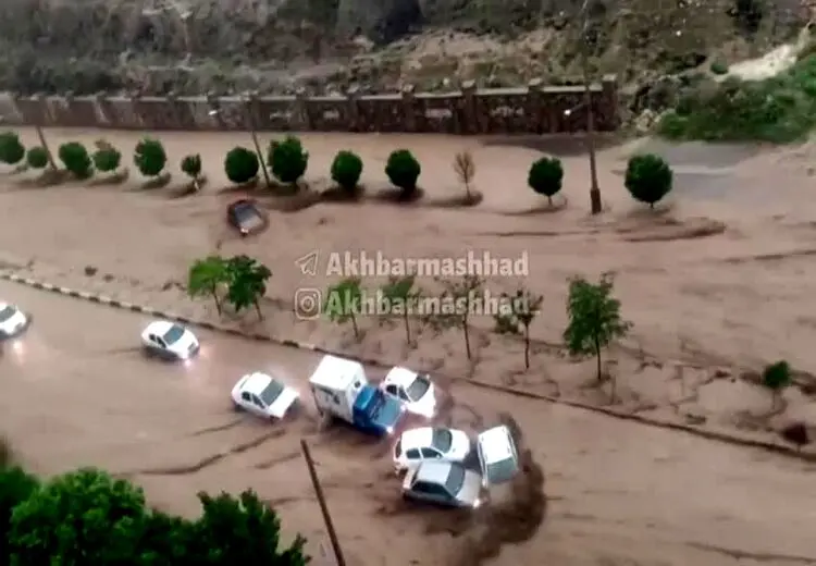 تصاویر وحشتناک از غرق شدن خودروها در سیل مشهد!