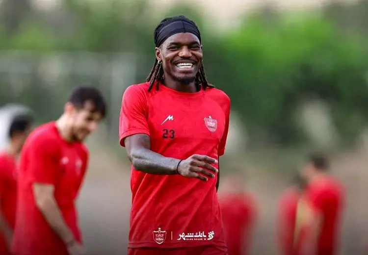 بیفوما: می‌خواهیم فوتبال بازی کنیم اما در این زمین نمی‌شود