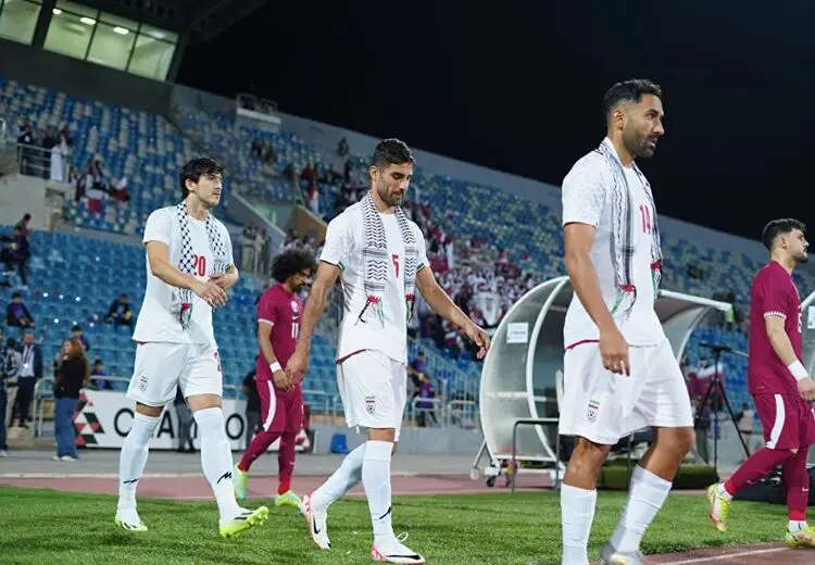 چفیه بر گردن بازیکنان تیم ملی و قلعه‌نویی در بازی با قطر
