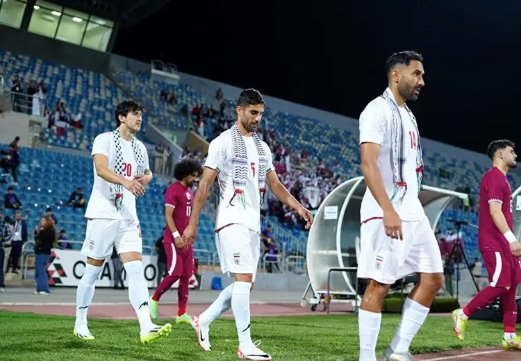 چفیه بر گردن بازیکنان تیم ملی و قلعه‌نویی در بازی با قطر