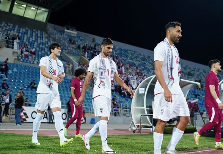 چفیه بر گردن بازیکنان تیم ملی و قلعه‌نویی در بازی با قطر