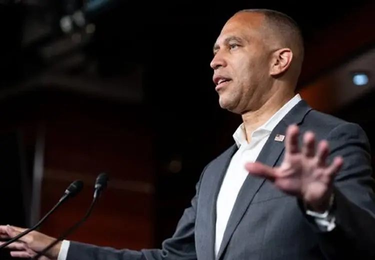 رهبر دموکرات‌های مجلس نمایندگان آمریکا: دولت ترامپ توضیحی برای جنگ با ایران ندارد