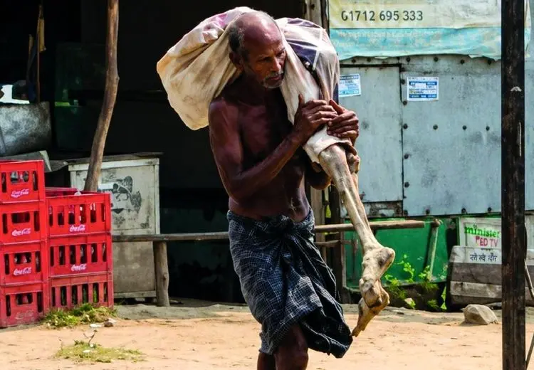 صحنه‌ای که هند را شوکه کرد/ برادر، جسد خواهرش را روی دوش به بانک برد

