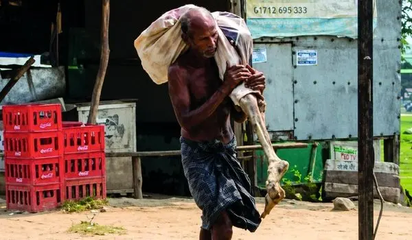 صحنه‌ای که هند را شوکه کرد/ برادر، جسد خواهرش را روی دوش به بانک برد

