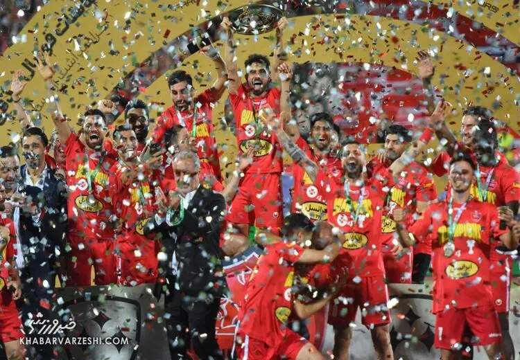 حضور جنجالی و غیرمنتظره یک فرد در جشن قهرمانی پرسپولیس/ واکنش حراست فدراسیون و بیرون کردن یک ایجنت!