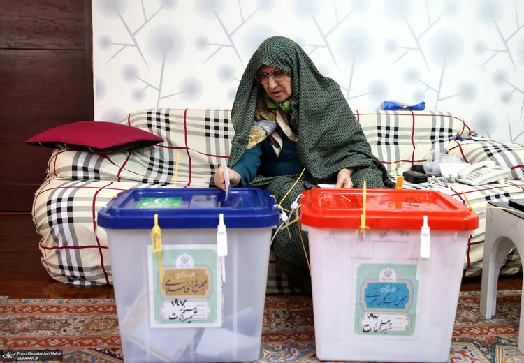 رای دادن دختران و عروس امام/ عکس
