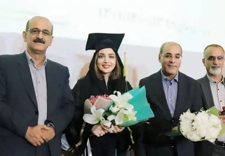 انتقاد به دانشگاه آزاد و بهنوش طباطبایی بابت شوآف تبلیغاتی گرفتن دکتری!