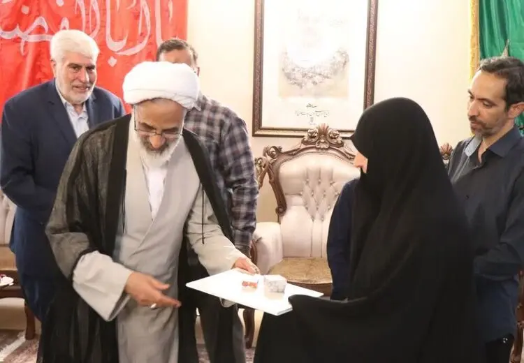 دیدار نماینده ولی فقیه در سپاه با خانواده سردار زاهدی و تقدیم هدیه رهبر انقلاب به خانواده شهید