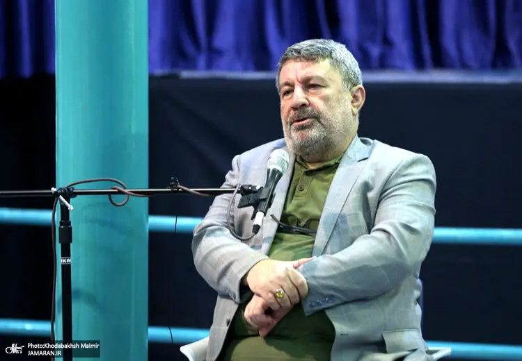 حمله کیهان به الیاس حضرتی؛ روزنامه اعتماد مردم را به نظام بدبین می‌کند! 