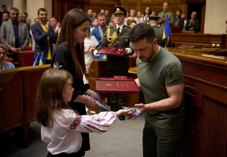 دیدار زلنسکی با دختر سرباز کشته شده اوکراینی