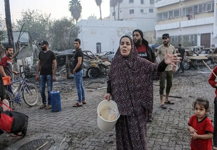 تصاویری از جمع آوری اعضای پراکنده بدن قربانیان بیمارستان غزه