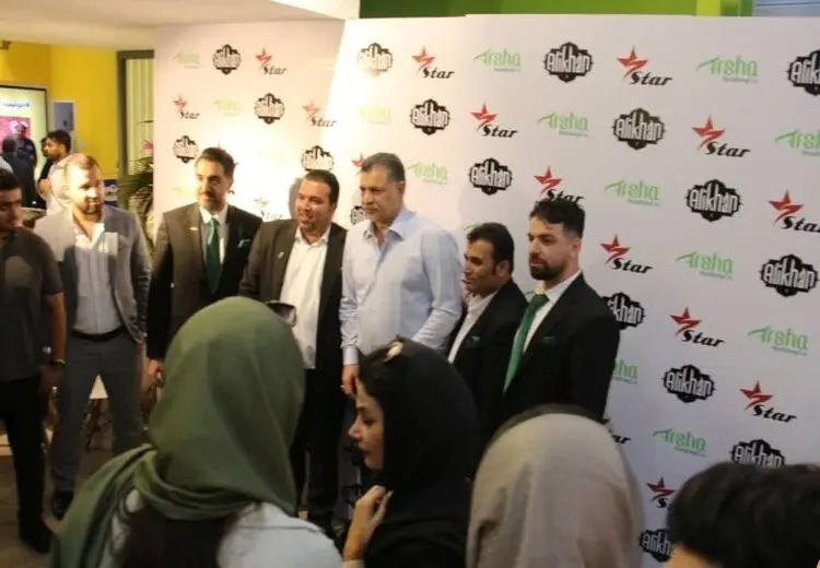 هجوم مردم برای دیدن علی دایی در نمایشگاه صنایع غذایی + تصاویر