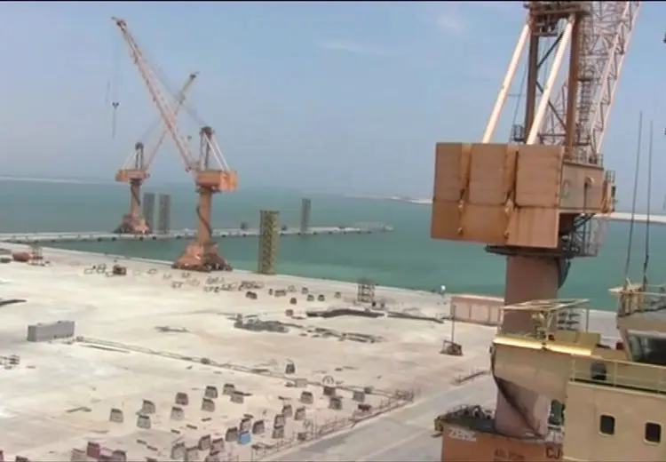 مخزن سوخت در بندر عمان مورد حمله پهپادی قرار گرفت