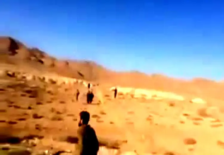 فرار افغانها از طالبان و هجوم آنها برای سوار شدن در صندوق عقب ماشینها 