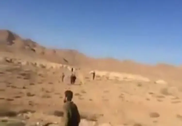 فرار افغانها از طالبان و هجوم آنها برای سوار شدن در صندوق عقب ماشینها 