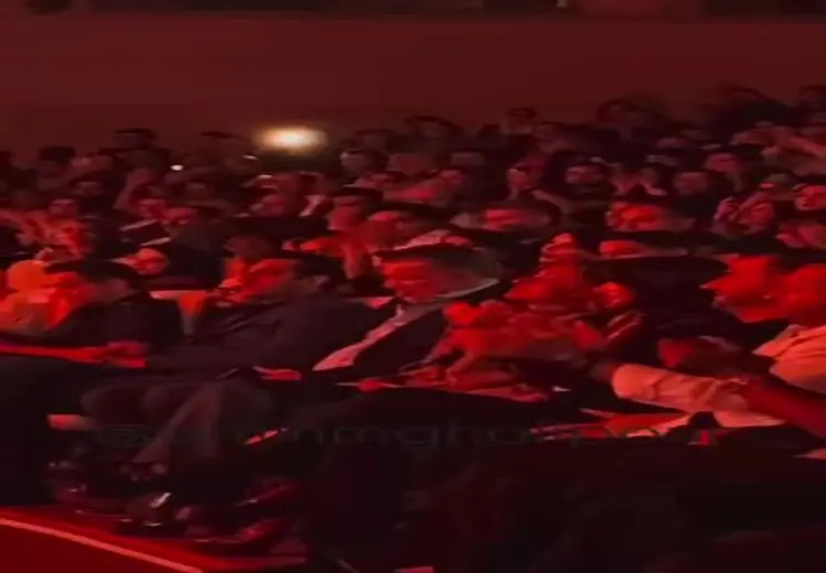 استقبال مردم از حضور علی دایی در کنسرت روزبه نعمت الهی