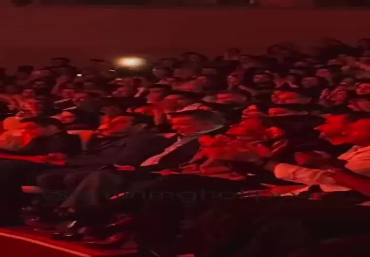 استقبال مردم از حضور علی دایی در کنسرت روزبه نعمت الهی
