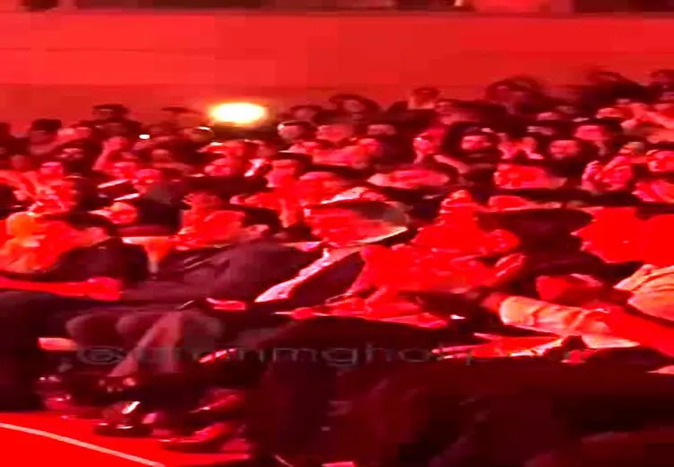 استقبال مردم از حضور علی دایی در کنسرت روزبه نعمت الهی