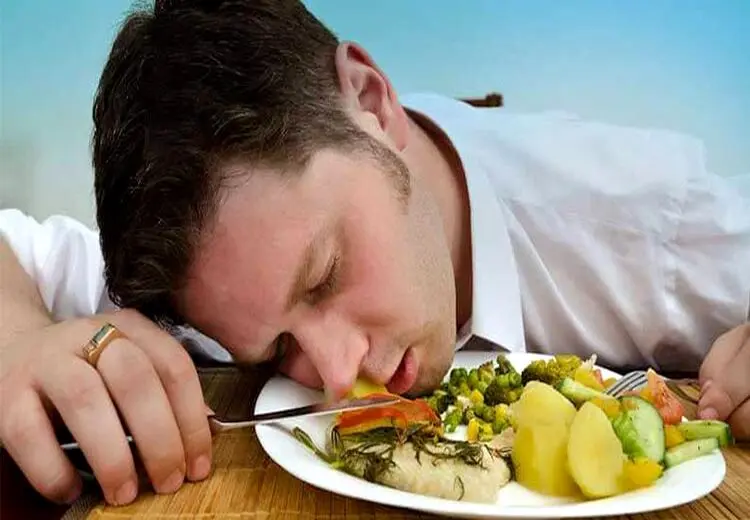 بلایی که خواب بعد از غذا خوردن سرتان می‌آورد