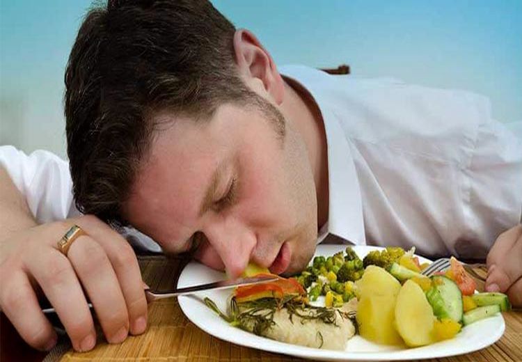 بلایی که خواب بعد از غذا خوردن سرتان می‌آورد