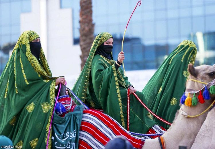 راهپیمایی زنان و مردان شترسوار در روز ملی عربستان