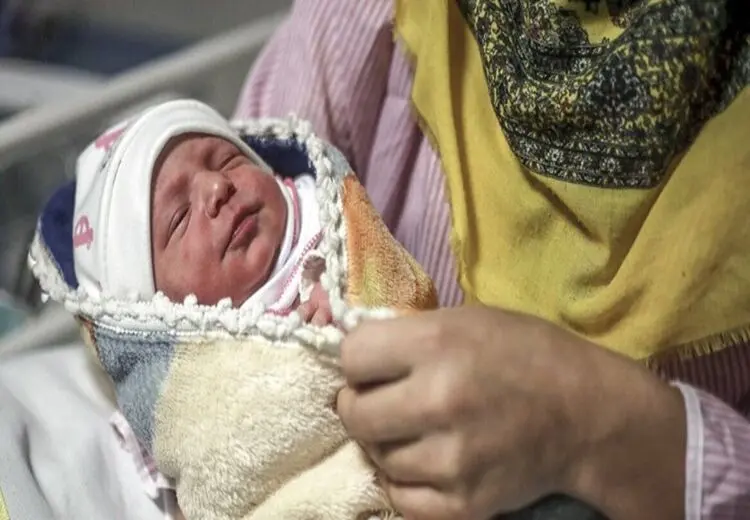 تولد نوزاد عجول بستان آبادی در آمبولانس