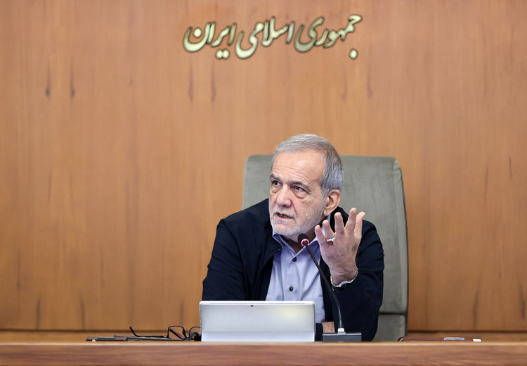  پزشکیان: ما روی طلا خوابیده‌ایم اما گرسنه‌ایم / مقصر ما مسئولان، سیاستمداران و قانونگذاران هستیم نه آمریکا