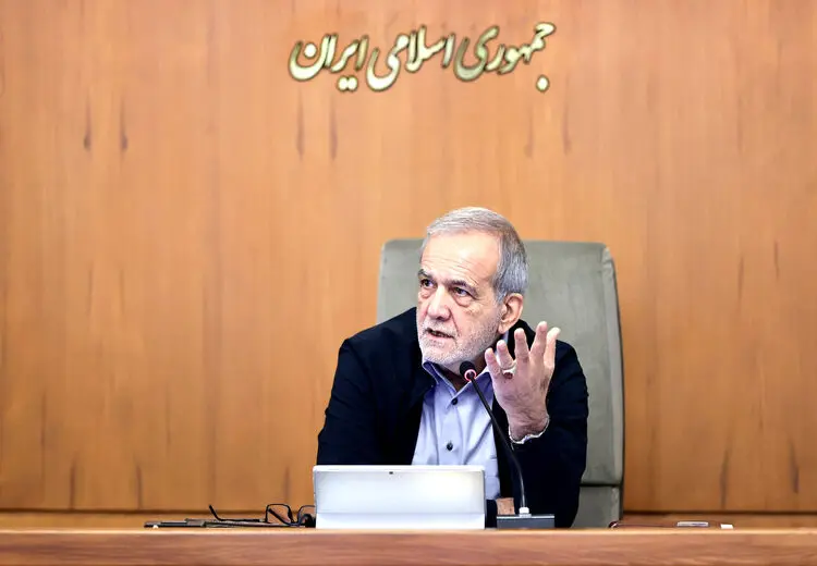  پزشکیان: ما روی طلا خوابیده‌ایم اما گرسنه‌ایم / مقصر ما مسئولان، سیاستمداران و قانونگذاران هستیم نه آمریکا