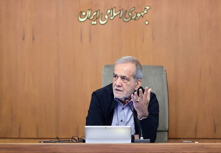 پزشکیان: ما روی طلا خوابیده‌ایم اما گرسنه‌ایم / مقصر ما مسئولان، سیاستمداران و قانونگذاران هستیم نه آمریکا
