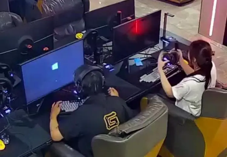 رفتار عجیب یک دختر و خونسردی پسر در گیم نت