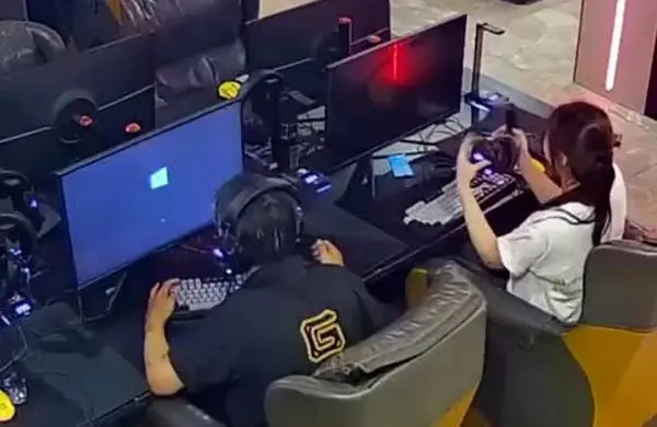 رفتار عجیب یک دختر و خونسردی پسر در گیم نت