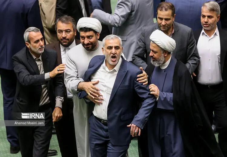 ماجرای درگیری امروز در مجلس چه بود؟ + تصاویر