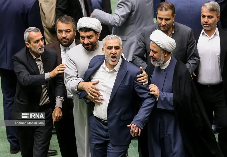 ماجرای درگیری امروز در مجلس چه بود؟ + تصاویر