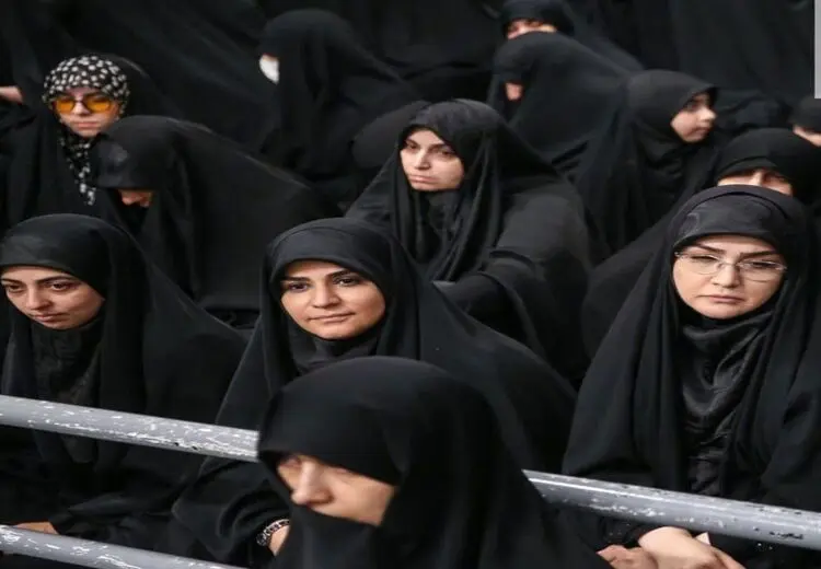  حضور مجری شبکه خبر در مراسم شام غریبان بیت رهبری