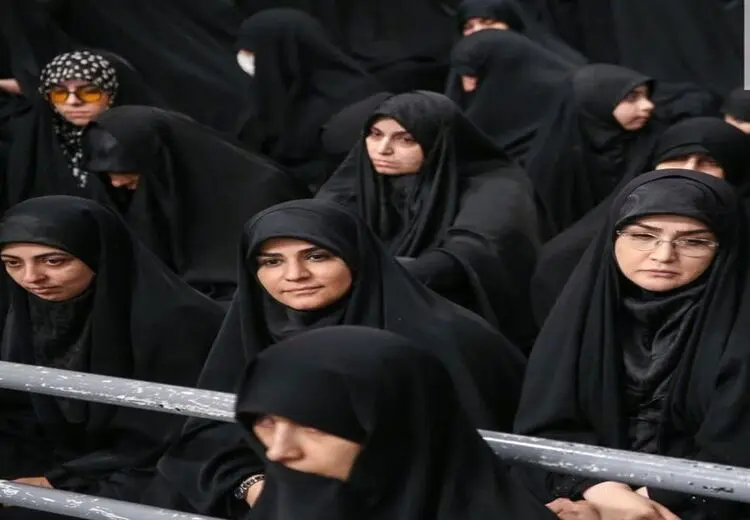 حضور مجری شبکه خبر در مراسم شام غریبان بیت رهبری