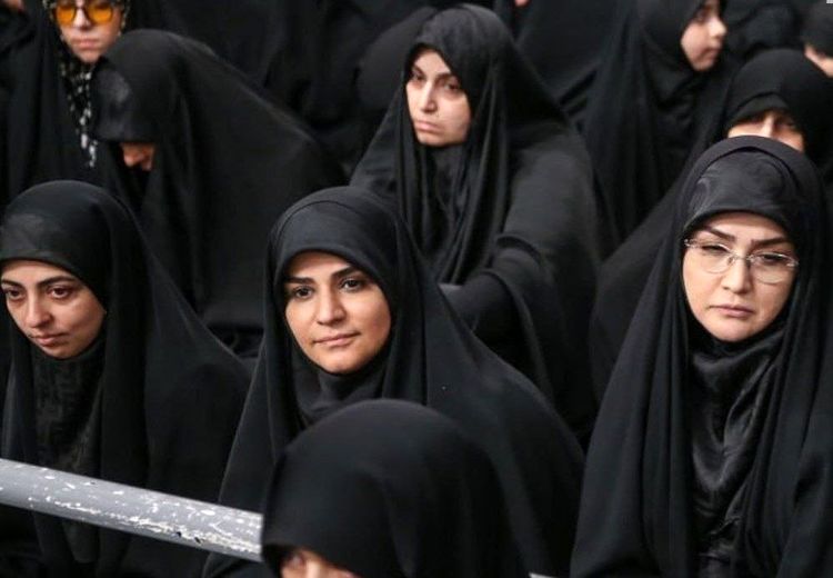  حضور مجری شبکه خبر در مراسم شام غریبان بیت رهبری