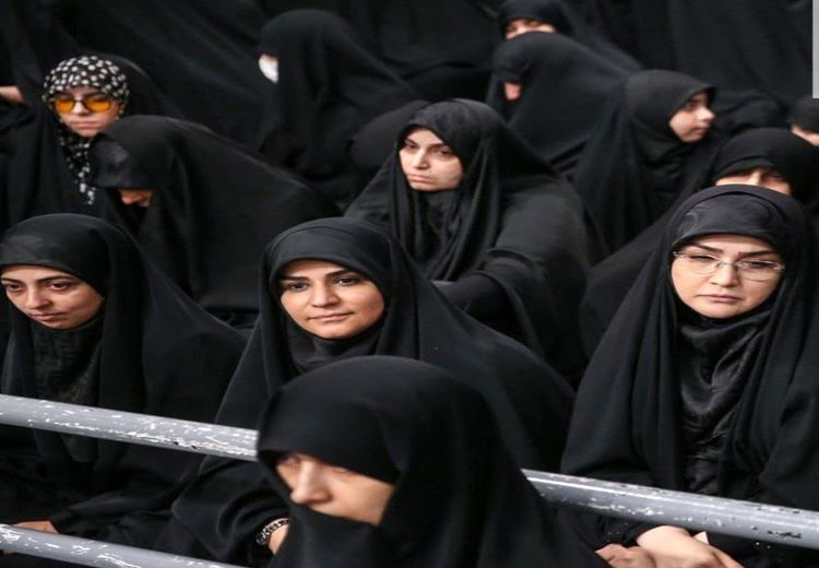 حضور مجری شبکه خبر در مراسم شام غریبان بیت رهبری