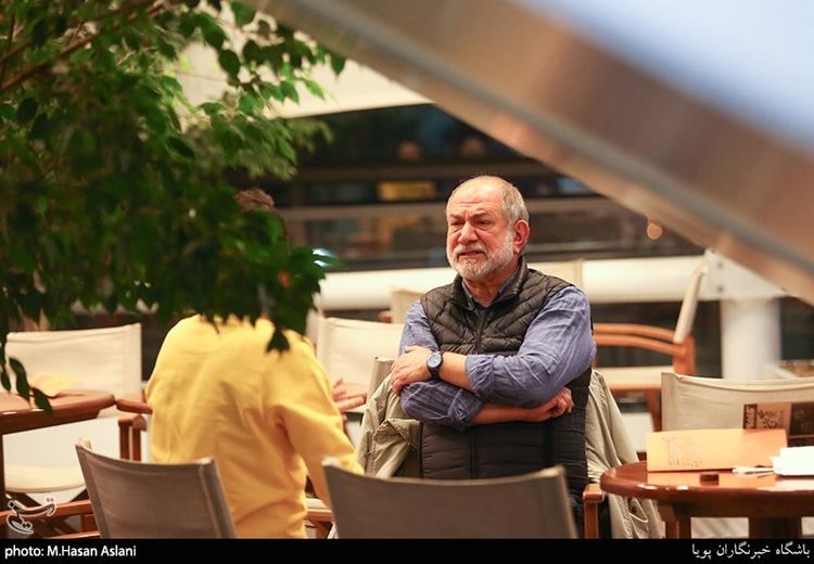 ورود پیکر آتیلا پسیانی به ایران و استقبال هنرمندان در فرودگاه + عکس