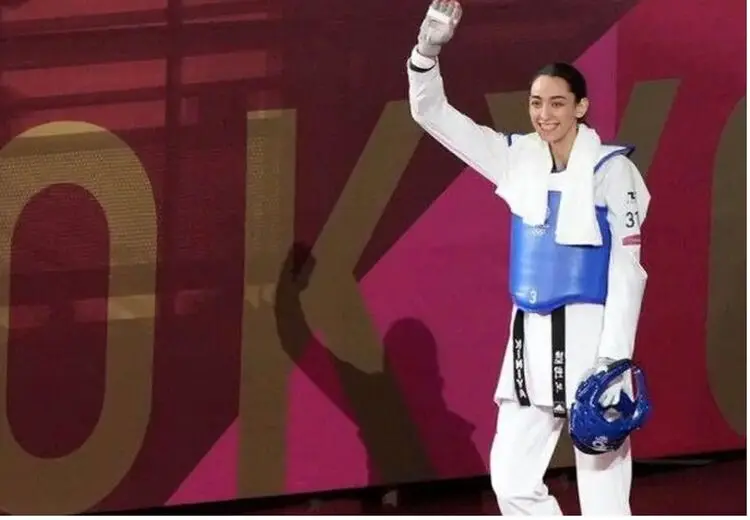 اولین تصویر دختر پناهنده ایرانی در کشور جدید!