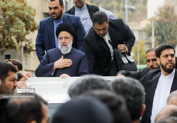 به علت عجز دستگاه تبلیغاتی دولت، فرصت دست نامردانی می افتد که یک تپق رییسی را دستمایه طنز و کوبیدنش می کنند
